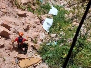 Mulher cai em barranco na Santa Amélia e é resgatada por bombeiros