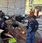 Dupla é presa com drogas e mandado em aberto em praça de Maceió