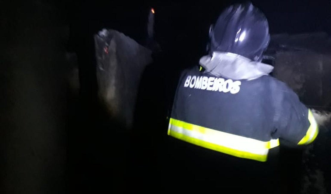 Família escapa ilesa de incêndio que atingiu quarto de residência em Maceió