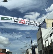Sinteal critica prefeito de Arapiraca em faixa: “tira a mão do meu salário”