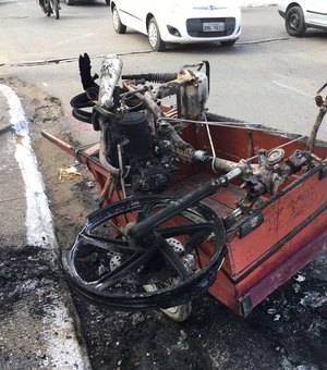 [Vídeo] Motocicleta é incendiada no centro de Arapiraca