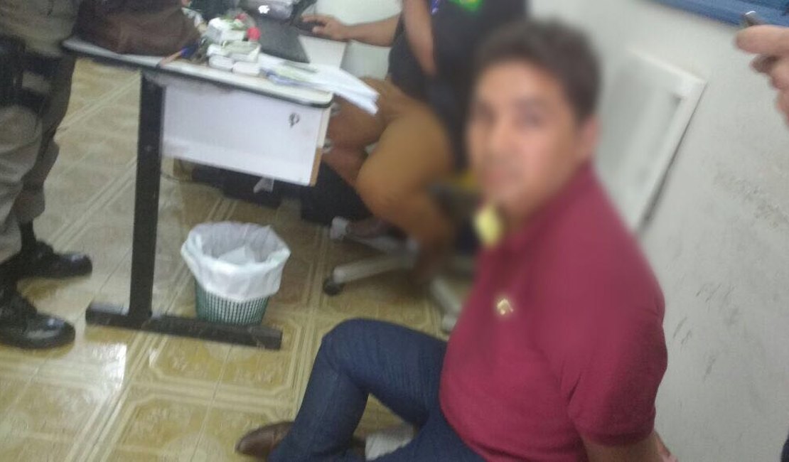 [Vídeo] Taxista é preso com mais de 22kg de maconha no porta-malas
