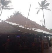 [Vídeo] Vendaval arremessa guarda-sóis contra restaurante na Praia de Pajuçara