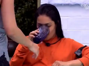 Flayslane cospe na mesa da cozinha e afirma: 'Elas do VIP merecem'