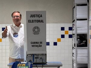 Prefeito Luciano Barbosa vota no Colégio Costa Rêgo, em Arapiraca