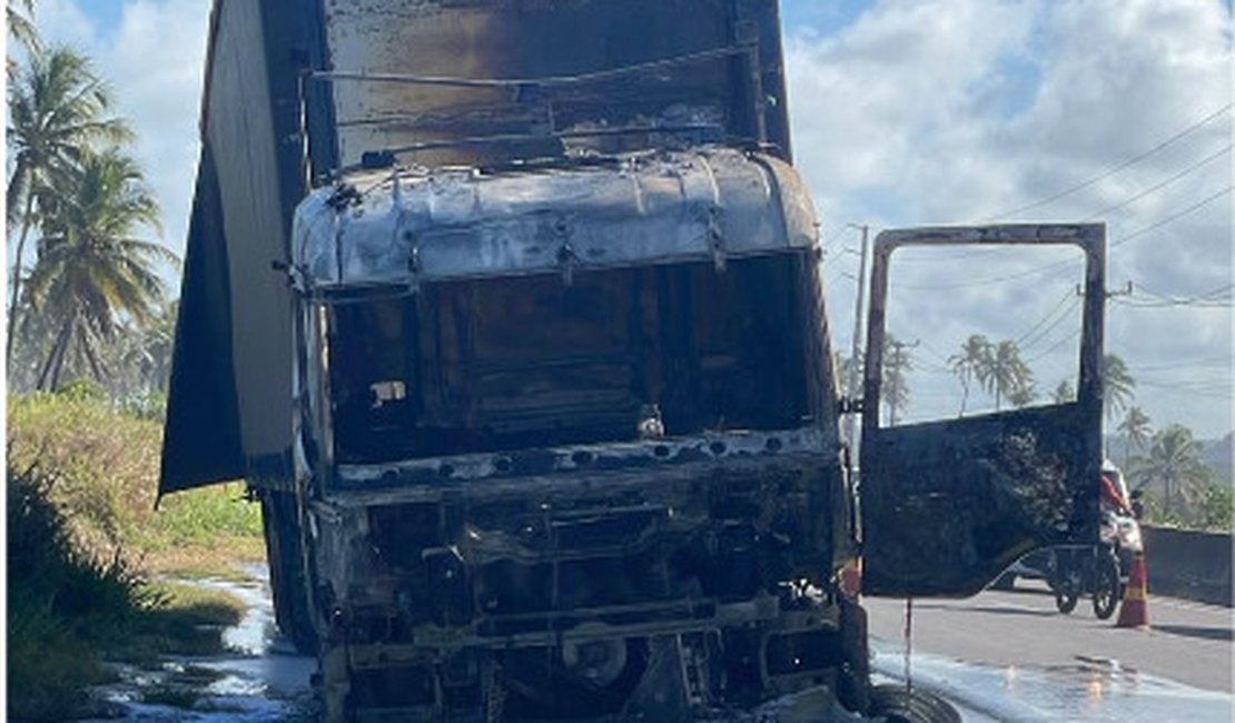 Incêndio atinge carreta e provoca fumaça intensa na BR-349, em Marechal Deodoro