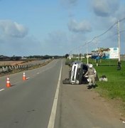 Carro sai da pista e tomba na AL-101 Sul