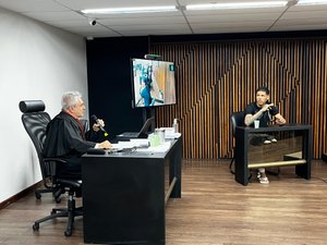 Frente a serial killer, jovem relata sequelas dos tiros e mostra bolsa de colostomia