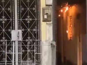 [Vídeo] Casa é incendiada em vila no Jacintinho; ex-companheiro teria ateado fogo