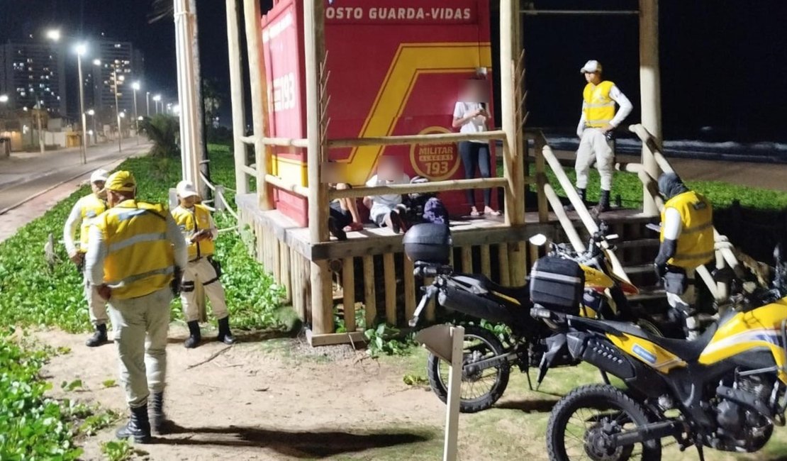 Trio é flagrado com maconha após comportamento suspeito na orla de Jacarecica, em Maceió