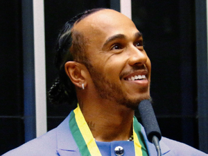 Lewis Hamilton celebra três anos de nacionalidade brasileira com mensagem nas redes sociais