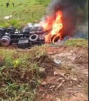 Caminhão pega fogo após tombar em ribanceira na zona rural de São Miguel dos Campos