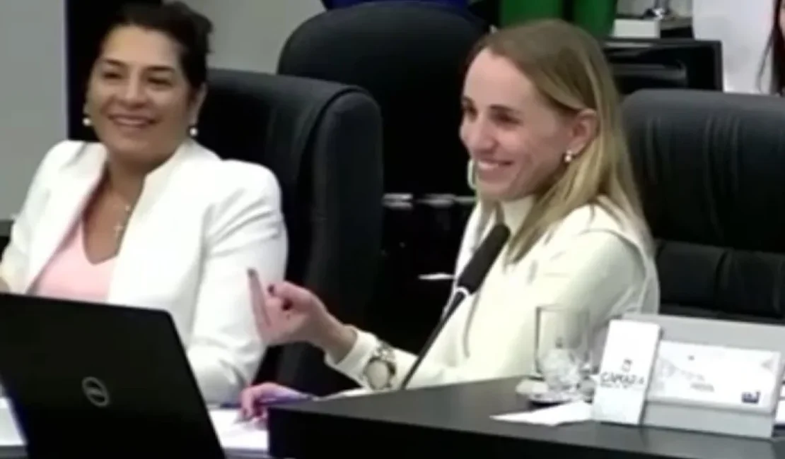 Em tom de brincadeira, vereadora 'mostra dedo' para colega em sessão