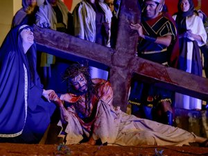 Tradição e inovação marcam encenação da Paixão de Cristo no Morro Santo