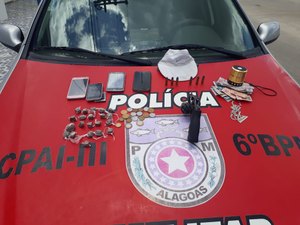 Após perseguição, dois são presos com drogas, celulares e revólver 