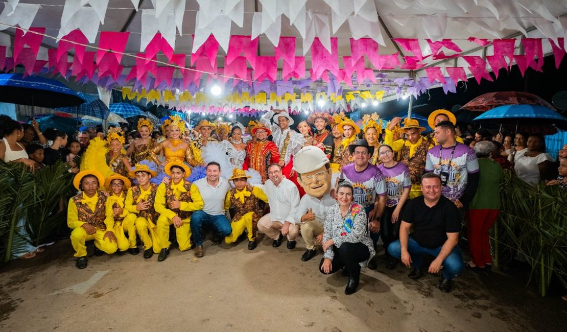 Contando a história de Arapiraca, Pau D’Arco e Baixão encantam o público em noite de arraiá comunitário
