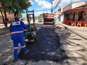 Após chuvas, operação tapa-buraco é retomada em bairros da orla de Maceió