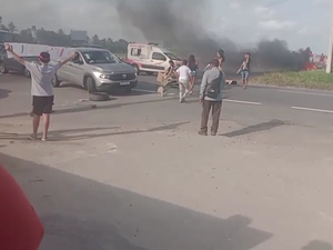 Família de jovem e bebê desaparecidas protesta na BR-104, em Rio Largo