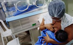 Mães com bebês internados realizaram amamentação simultânea no Hospital Regional de Arapiraca 