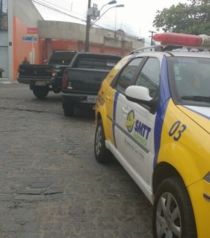 Colisão entre carros é registrada em frente a praça de Arapiraca