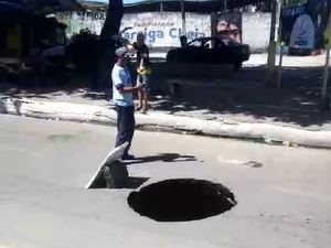 Buraco de dois metros abre em rua do Clima Bom e moradores isolam o local