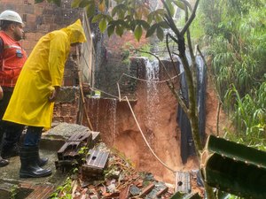 Forte chuva provoca deslizamentos e casas evacuadas em Maceió