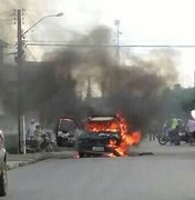 Carro pega fogo em via pública de Arapiraca