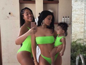 Kylie Jenner celebra aniversário da filha em lugar paradisíaco