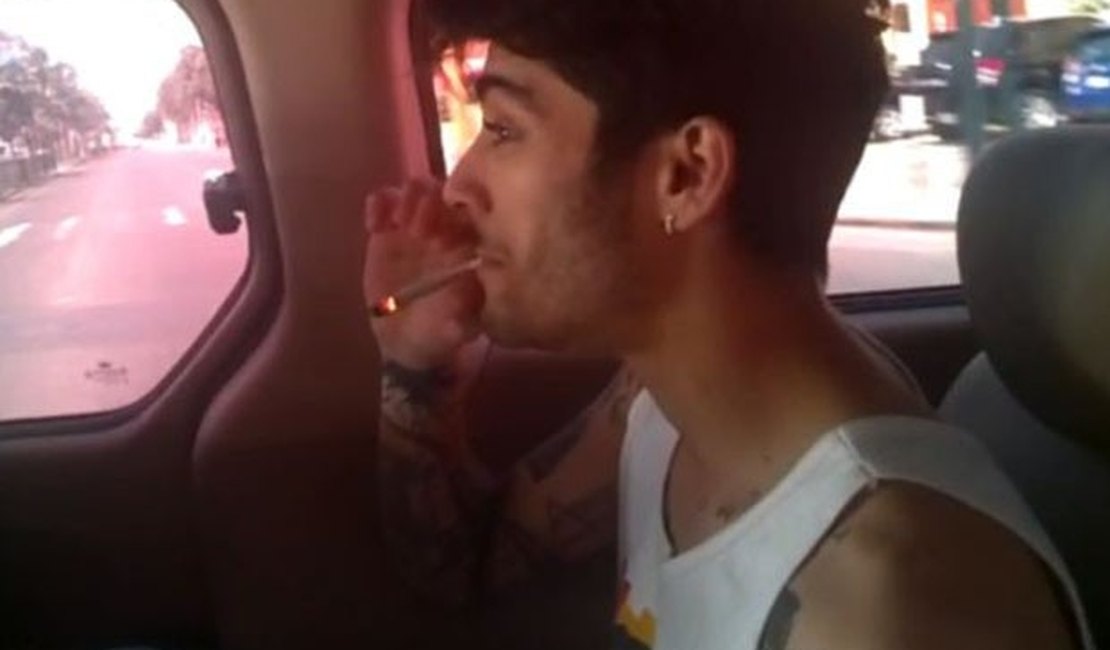 Membros do One Direction fumam maconha em vídeo