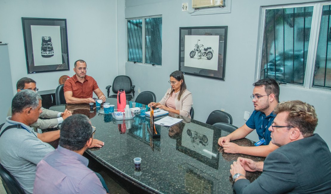 SMTT recebe representantes da Associação dos Cegos de Alagoas para tratar acessibilidade