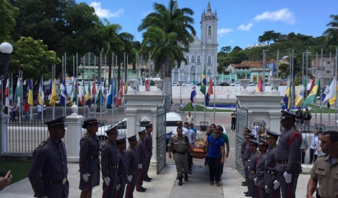 Corpo de capitão da PM é velado com honras militares em Maceió