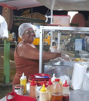 [Vídeo] Cachorro-quente no pão francês continua atraindo clientes há mais de 40 anos em Arapiraca