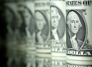 Dólar aproxima-se de R$ 5,30 e fecha no menor valor em oito dias