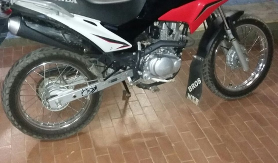 Policiais do Pelopes prendem dois assaltantes e recuperam moto roubada