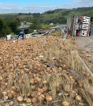 Motorista morre após caminhão capotar e carga de coco ser saqueada na BR-101