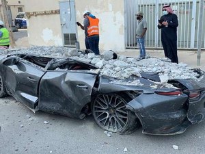 Estacionamento desmorona e carros são destruídos