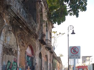 Crianças ficam feridas após caírem da sacada de casarão abandonado no Jaraguá