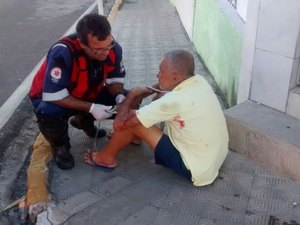 Idoso embrigado passa mal e homem é assaltado na porta de casa em Arapiraca