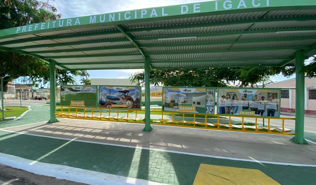 Prefeitura de Igaci entrega pontos de abrigo de passageiros à população