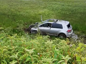 Capotamento deixa jovem ferido e boi atingido em Lagoa da Canoa