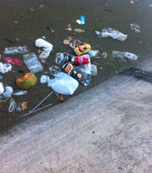 Lixo é largado em lago artificial em parque de Arapiraca