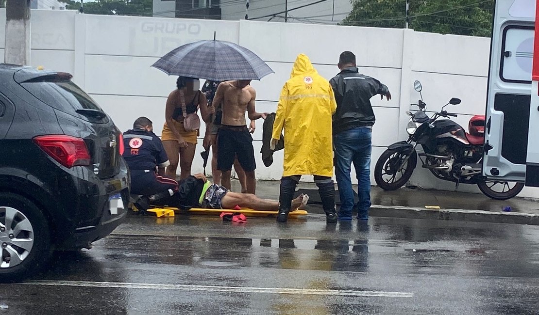 [Vídeo] Homem é atropelado na Av. Comendador Gustavo Paiva e deixa trânsito lento na região