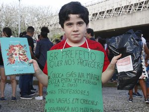 Falta luz e professor: a rotina na escola do menino que protestou na Bienal