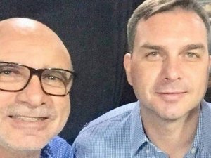 Queiroz ‘rachava’ salário de assessores de Flávio Bolsonaro com organização criminosa, suspeita MP