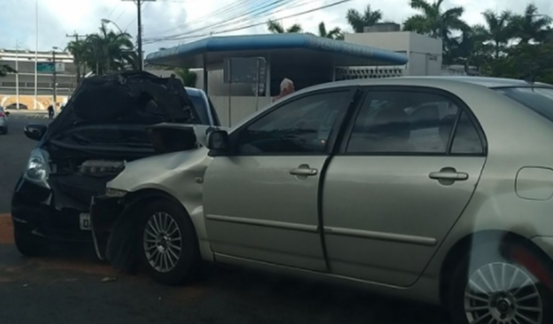 Veículos colidem no Jaraguá e deixa trânsito lento