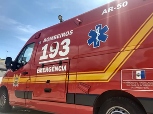 Motociclista fica ferido após colidir em poste na Avenida Guarani, em Penedo