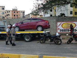 Seis veículos são recolhidos durante operação no bairro da Serraria