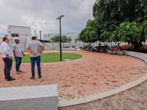 Praça do bairro Arnon de Mello está sendo revitalizada e 80% dos serviços estão concluídos