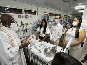 Humanização: HGE promove batizado de criança com síndrome rara