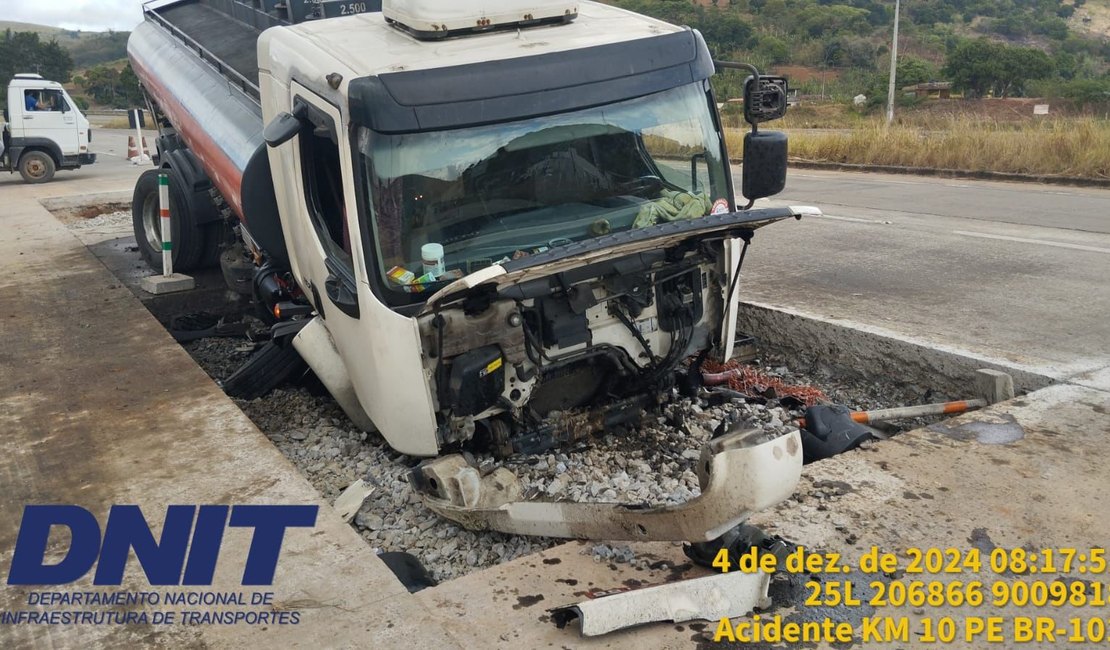 Carreta que caiu em buraco na BR-101, em Novo Lino, ainda permanece no local